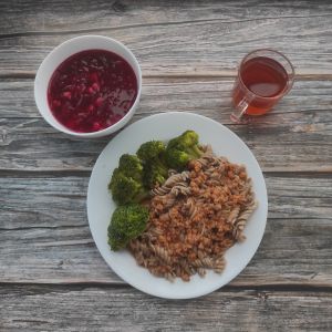 Zdjęcie przedstawia Dieta z ograniczeniem łatwoprzyswajalnych węglowodanów: Barszcz ukraiński z ziemniakami Makaron pełnoziarnisty Sos boloński Brokuł gotowany Kompot owocowy z jabłkami